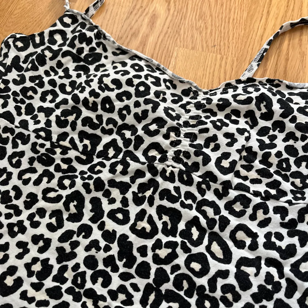 Så gulligt linne med leopard mönster som är perfekt och trendigt till i sommar🤗❣️ Storlek S men skulle säga att det är lite mer som en M, men det beror på hur man vill att den ska sitta! . Toppar.