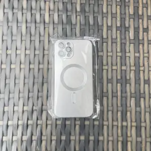 Nytt oanvänt silver mobilskal med MagSafe-funktion till iPhone 12 Pro Max. 