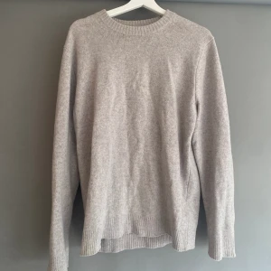 Massimo Dutti Crew Neck Stickad - Säljer helt oanvänd Massimo Dutti Crew Neck i storlek L, skulle dock säga den även passar M. Pris kan diskuteras vid snabb affär.