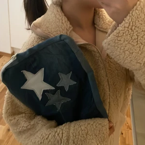 Coolt handgjort datorfodral - Säljer detta blåa datorfodralet med stjärnor och detaljer på (av jeansmaterial) som jag har sytt helt själv!🥰Skriv om ni har frågor eller funderingar