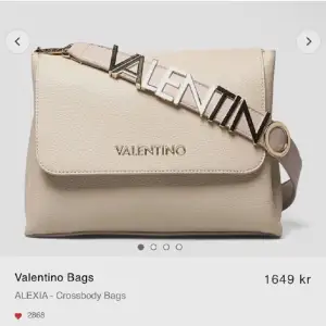 Säljer min Valentino väska då jag inte tyckte den passa mig, den är endast använd en gång. Nypris 1700 