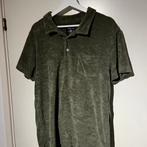 Piké - Frotté  - Väldigt bar skick   Storlek: L  Köpare står för frakt