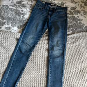 Mörkblå Levis 710 super skinny jeans med low waist. Knappt använda fint skick, bara skrynkliga efter dom varit vikta💙storlek 25