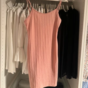 Rosa klänning  - Säljer denna fina rosa omvända klänningen från Prittylittlething✨ storlek S✨  Skriv för fler bilder🩷