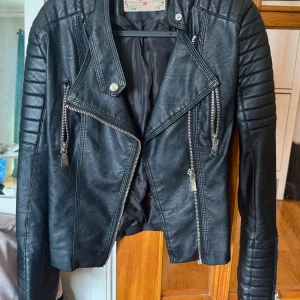 Skinnnjacka (faux) - Knappt använd, OBS är som en 36 inte 38