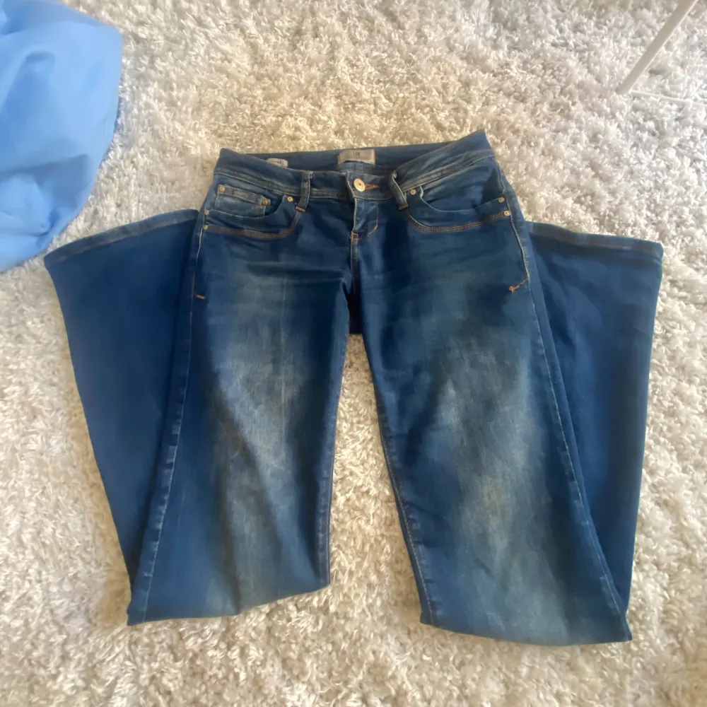 Mörkblå ltb jeans i modellen valerie 💙 i fint skick! Storlek w26 L32. Innebenslängden är ca 81cm😊. Jeans & Byxor.