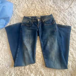 Mörkblå ltb jeans i modellen valerie 💙 i fint skick! Storlek w26 L32. Innebenslängden är ca 81cm😊
