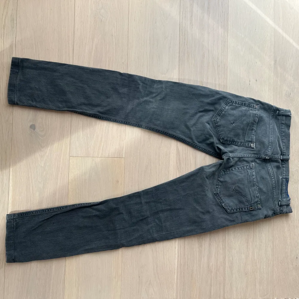 Säljer mina Dondup jeans. Prislappen finns kvar, storlek 30 men sitter lite mindre. Använda men fortfarande fint skick, tveka inte på att skriva vid fler frågor.. Jeans & Byxor.