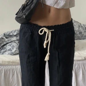 Svarta Roxy linnebyxor xs - Har tyvärr växt ur mina Roxy-linnebyxor som jag köpte förra sommaren! De är används sparsamt och funkar i längden för dig som är 162 eller kortare (första bilden är lånad)