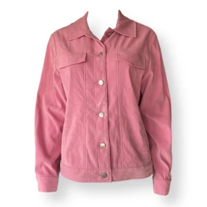 Jensen WomensWear  - Jensen Womenswear jacka i fint skick. Storlek 38. Dockan använder XS. MÅTT: Axel till axel 40cm, ärmlängd 60cm, armhåla till armhåla 51cm & längd 60cm.