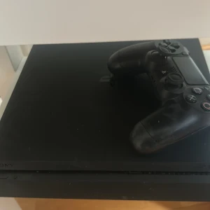 Playstation 4 - Säljer mitt ps4 en kontroll följer med använder den inte mer den har inga defekter alls 