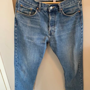 Jeans. - Hej säljer ett par jeans från Weekday. Strl 29/30. Nypris 599kr. Fraktar gärna finns och hämta i Bollebygd annars!