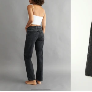 Jeans i nyskick  - Endast använda ett fåtal ggr då jag inte tycker de passa mig💗jag är 167 o dom passar bra i längden 