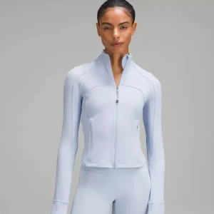 Lululemon luon define jacket  - INTRESSEKOLL på min trendiga lululemonjacka i ljusblå! Nypris 1200 men slutsåld. Helt nyskick! Storleken är S men materialet är stretchigt