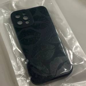 Telefon skal 12pro - Beställde fel storlek på skalet så kan inte användas och har aldrig använts. Köptes 250 säljer för 100 Säljer för 80 vid snabb affär❤️