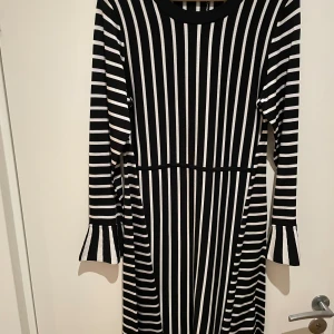 Randig klänning från MQ - Randig klassisk klänning i normal storlek. Helt ny med prislapp och aldrig använd.