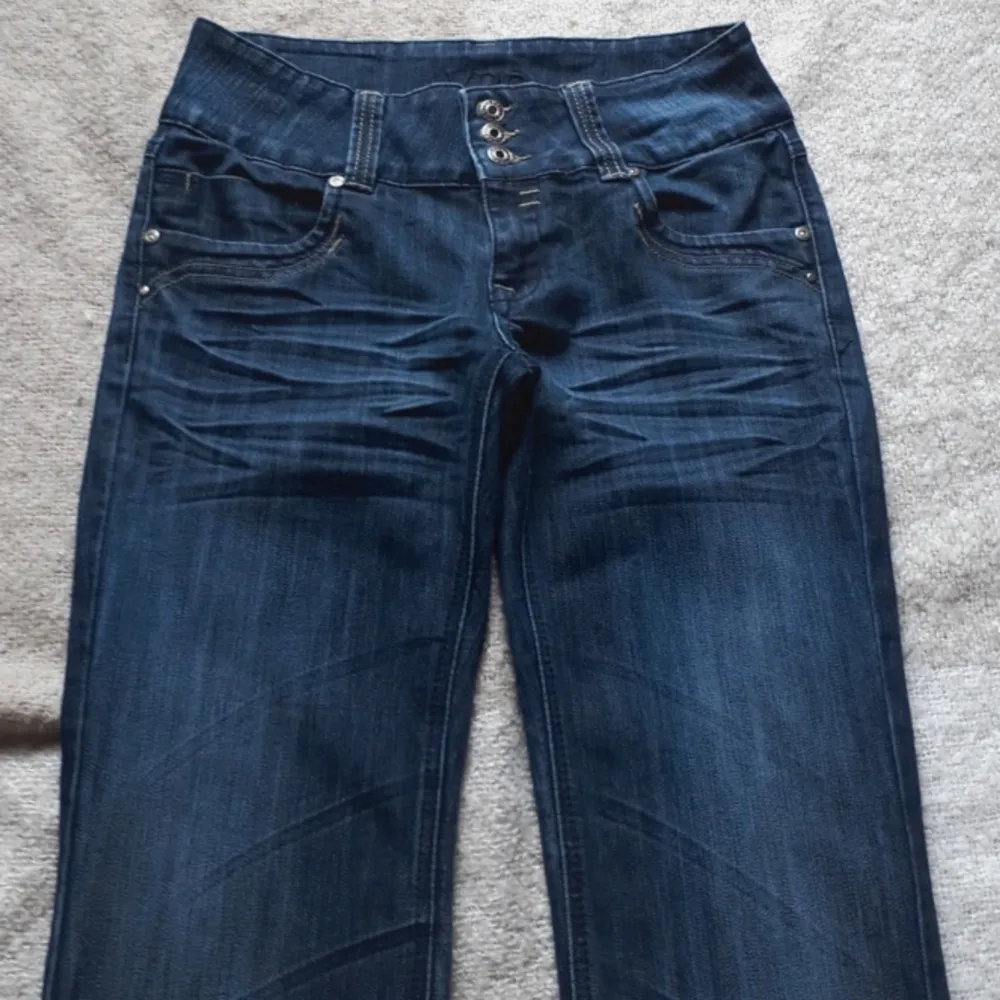 Såå snygga jeans från vinted som tyvärr ba för små för mig😭 i storlek 38, midjemåttet är 37 cm tvärs över och innerbenslängden är ca 88 cm💕 . Jeans & Byxor.