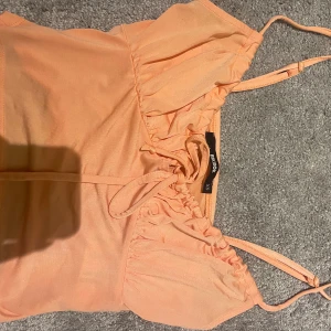 Korall linne! - Gulligt linne från bikbok. I storlek xs. Kommer inte till användning längre. Kontakta mig vid intresse!