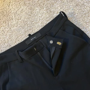 Superfina kostymbyxor🖤 - Säljer dessa svarta kostymbyxor då det inte kommer till användning längre! Hör av er vid intresse med fler bilder eller frågor💗