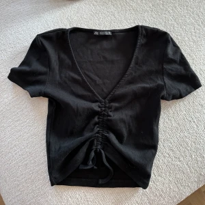 Svart T-shirt Topp - Svart T-shirt topp från Zara. Super snygg för alla tillfällen! 💥 Använd men bra skick!
