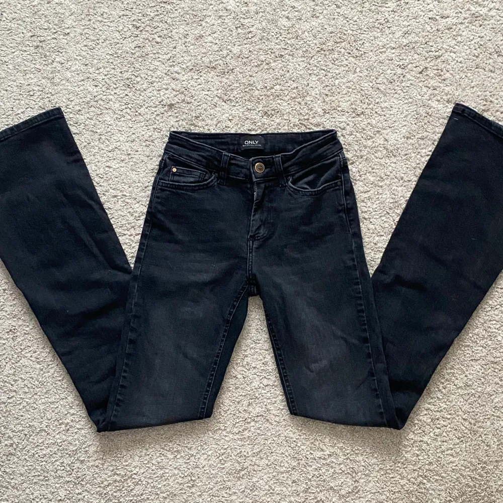 Ett par jättefina svarta jeans från Only! Säljer pga att de är för små. Modellen är bootcut och de är midwaist. Jättebra skick! Skriv för fler frågor. . Jeans & Byxor.