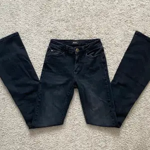 Ett par jättefina svarta jeans från Only! Säljer pga att de är för små. Modellen är bootcut och de är midwaist. Jättebra skick! Skriv för fler frågor. 
