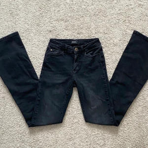 Svarta jeans  - Ett par jättefina svarta jeans från Only! Säljer pga att de är för små. Modellen är bootcut och de är midwaist. Jättebra skick! Skriv för fler frågor. 