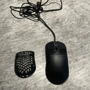 Det är en mus med ett tillbehör och ett tangentbord dom är bra använda och inte några repor. Pris kan diskuteras!