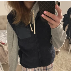 Teddy väst.  - Säljer denna helt nya marinblå Teddy västen ifrån lager 157. Storlek 160 barn men som s i storleken. 