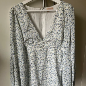 Sommarklänning - Säljer denna superfina sommarklänningen från Nakd! Finns inte längre att köpa! Knappt använd & inga defekter på klänningen🥰
