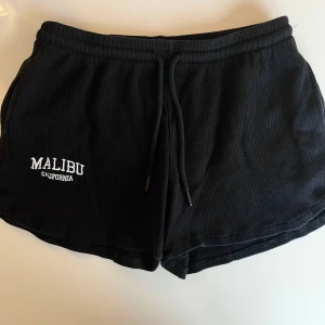 Sweatshirt shorts Chiquelle - Svarta mjukis/sweatshirtshorts från Chiquelle. Hög midjade. Storlek M. 