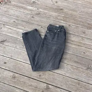 Säljer ett par svarta Relaxed Straight Fit Jeans från HM, använda en del men fortfarande i bra skick, skulle säga 6/10. Nypris 450kr!! Säljer dem då jag växt ur dem. Ena knät är lite slitet, men det syns knappt när man har dem på. Skriv vid Frågor!!!