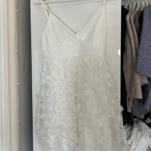 Studentklänning - Jättefin klänning som passar till sommaren! Aldrig använd 