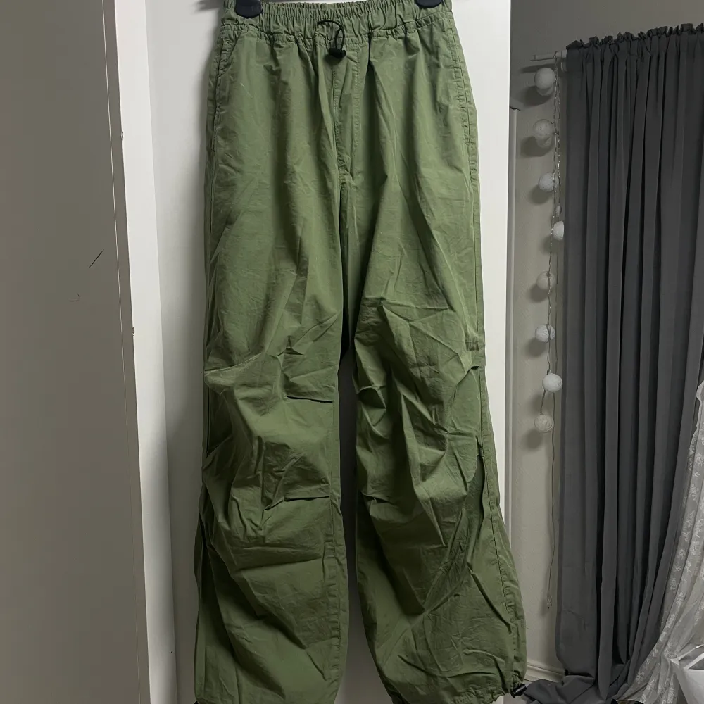 Jättefina kakigröna byxor från ASOS, köpt för 399kr säljer för 100kr. Priset kan diskuteras.. Jeans & Byxor.