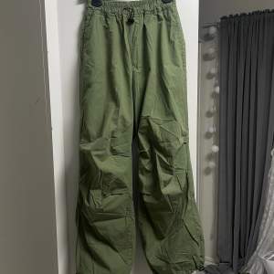 Jättefina kakigröna byxor från ASOS, köpt för 399kr säljer för 100kr. Priset kan diskuteras.
