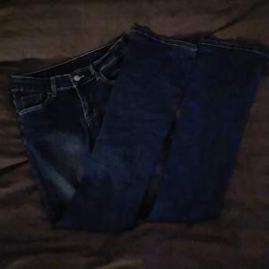 Flared/bott cut jeans med mönster på back fickorna