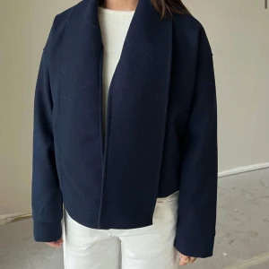 design by si jacka  - säjer nu min design by si jacka då den inte kommer till lika mycket användning längre.  Storlek M/L men skulle säga att den är mindre i storleken🫶🏻 det är bara att höra av sig för flera frågor! 