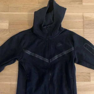 Nike tech fleece Xs svart - Bra skick, har ej tappat färg, stil Xs vuxen, normalt pris ligger på 1200kr Träffas i Malmö