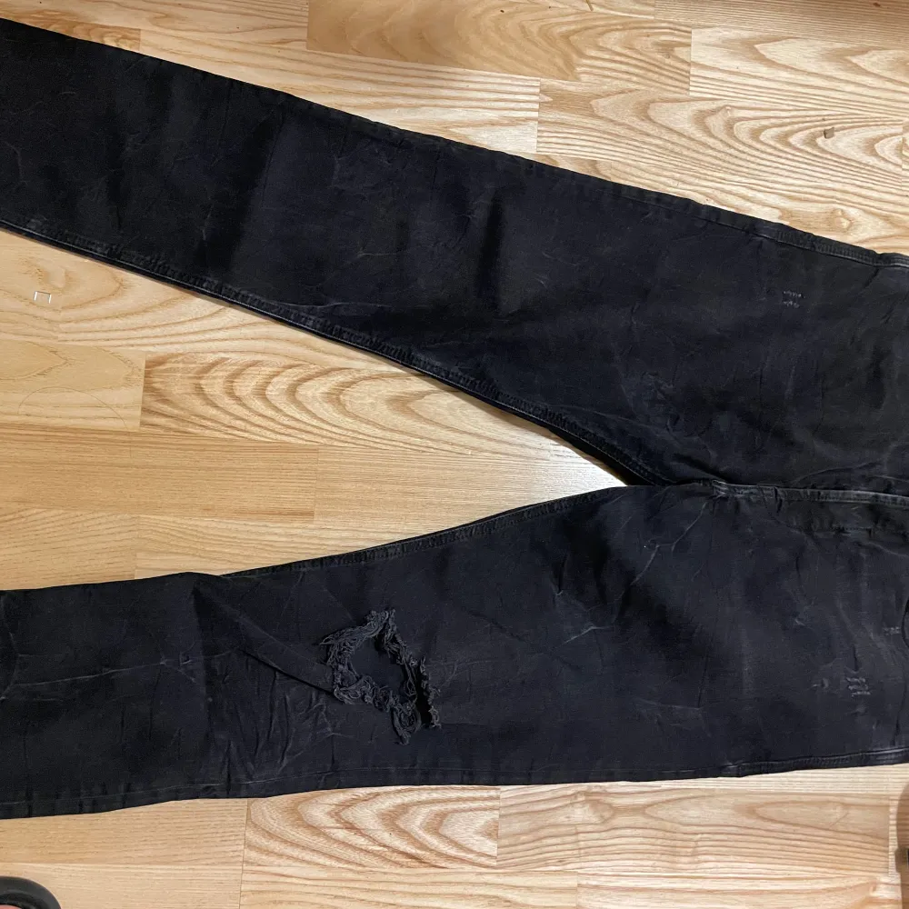 Såljer dessa diesel tappered jeans  Ganska stretchiga  Använda typ 2 gånger  Storlek är 31/32 . Jeans & Byxor.