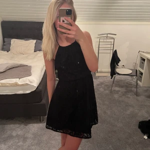 Svart klänning  - En svart klänning perfekt för våren och sommaren