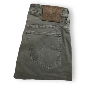 Sprillans nya Jacob Cohen - Säljer nu ett par sprillans nya Jacob Cohen jeans i storlek 31. Jeansen är i nyskick och kostar nya cirka 4 000, säljer de nu för 999kr. Hör av dig vid funderingar!