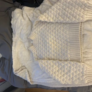 Mysig stickad tröja🤍🤍 - Super mysig stickad tröja från Monki som jag önska passade mig bättre. Tycker den sitter lite tajt på mig så därför ej använd alls mycket.💜💜