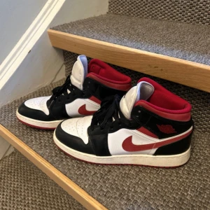 Nike Jordan 1 Mid Gym Red - Black - Jättefina röda Jordans i modellen ”gym red”, storlek 40! Jättefint skick, inga skavanker. Skriv för frågor eller fler bilder!😍  Köpta från restocks!