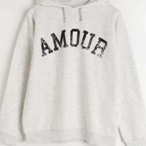 Gina Young hoodie  - En jätte fin tröja från Young Gina, i storleken 146/152. Använd ett fåtal gånger men är helt som ny. Om ni vill ha flera foton eller undrar över något är det bara att skriva🥰