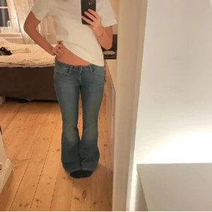 Mörkblå lågmidjade Jeans💕 - Jättefina jeans, perfekt till hösten. Ej använda, bara testade❤️ - Storlek M, passar mig som brukar ha S och är 166 cm lång  - Innerbenslängd 82 - Midjemått rakt över 40  Pris går att diskutera