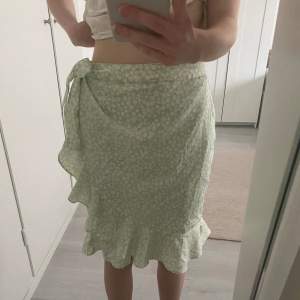 Jättesöt kjol från vero Moda som bara är använd 2 ggr!❤️ perfekt nu inför våren och sommaren! Nypris är 349kr!😇Använd köp nu!!💓