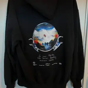 Hej säljer en väldigt fin och sällsynt hoodie från Antwans album 2022 ”The Only Wan”. Köpt för ca 600kr, säljer för 999kr då den ej går o få tag på längre o sällsynt därav priset, först till kvarn! 