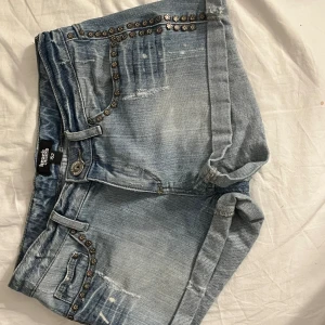 Lågmidjade jeans shorts - Lågmidjade jeans shorts i barn storlek men passar xs, lite lite för små för mig som vanligtvis brukar ha S. Skriv om frågor eller fler bilder