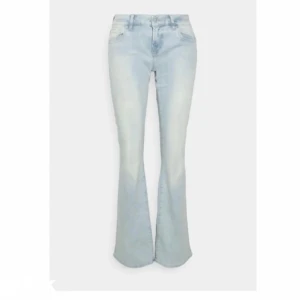 Ltb jeans - Super fina ljusblåa LTB jeans i modellen Roxy! Storlek 29x34. Jätte fint skick lite slitna längst ner men inget som syns💗 Lånade bilder från förra ägaren. Tryck gärna på köp nu💗