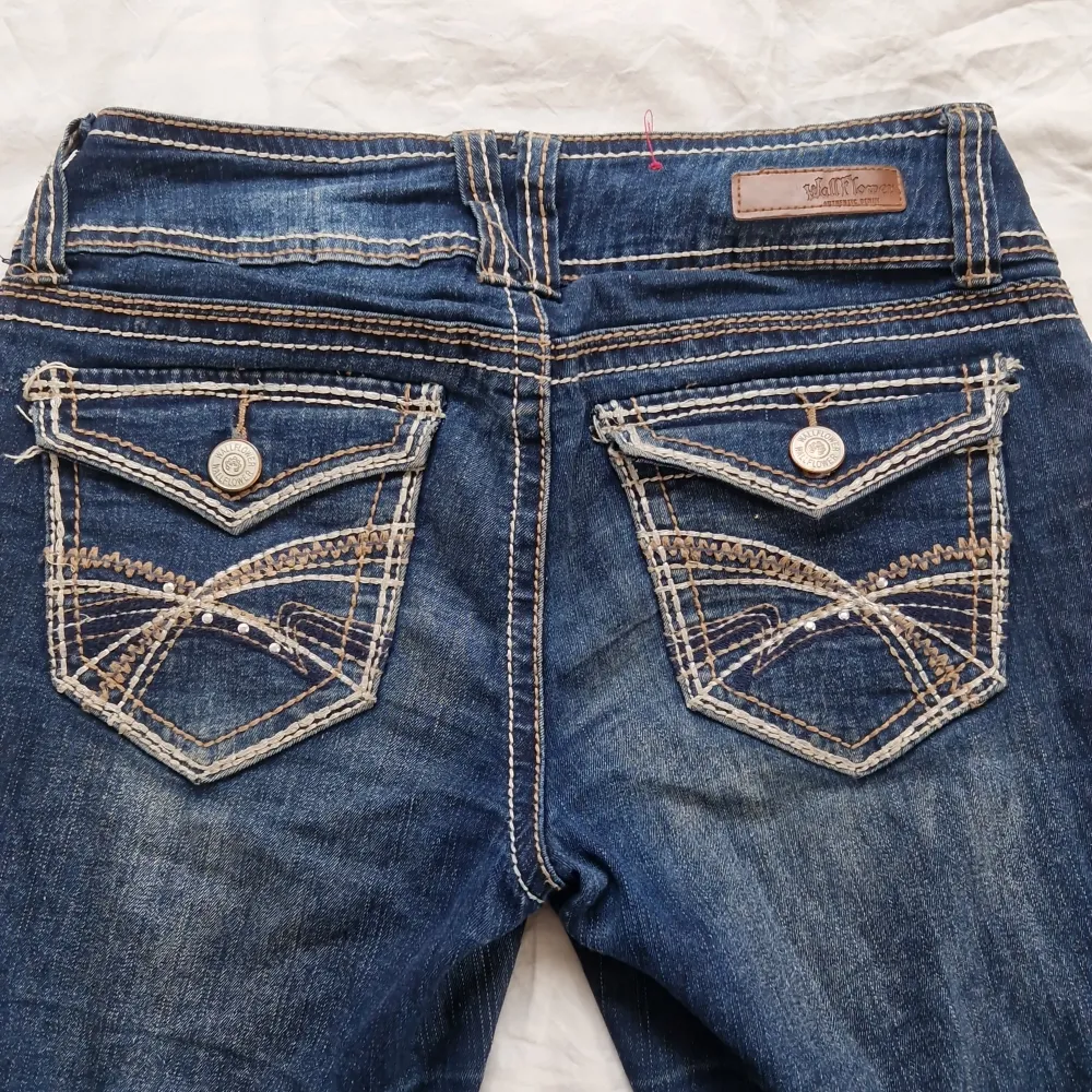 Jättefina lågmidjade bootcut jeans innerbenslängd 70cm  midjemått 81cm Säljer pga dom är förstora Skriv vid funderingar💗. Jeans & Byxor.